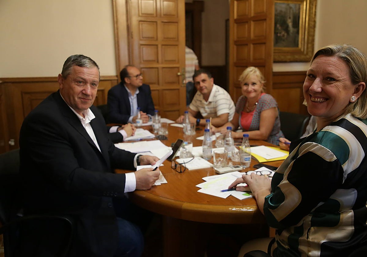 El presidente de la Diputación de Zamora, Javier Faúndez, mantiene una reunión de trabajo con la consejera de Familia e Igualdad de Oportunidades, Isabel Blanco