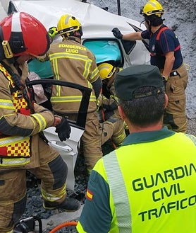 Imagen secundaria 2 - Sobre estas líneas, imágenes del siniestro, en el que se ha visto implicado un vehículo que cruzaba el paso a nivel cuando fue arrollado por el tren, con 17 viajeros que se encuentran en buen estado