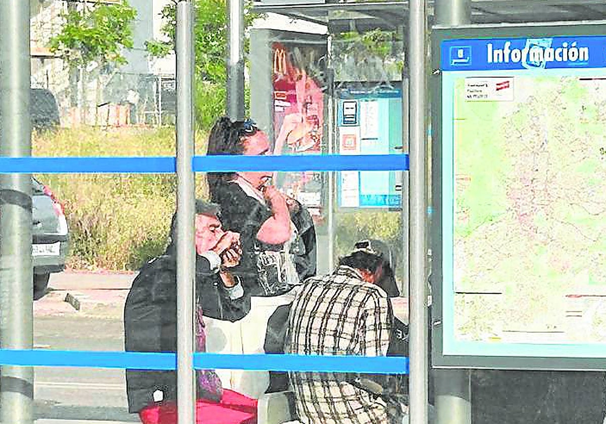 Varios toxiómanos consumen 'chinos' de heroína en una parada de autobús de la EMT en Arroyo del Fresno