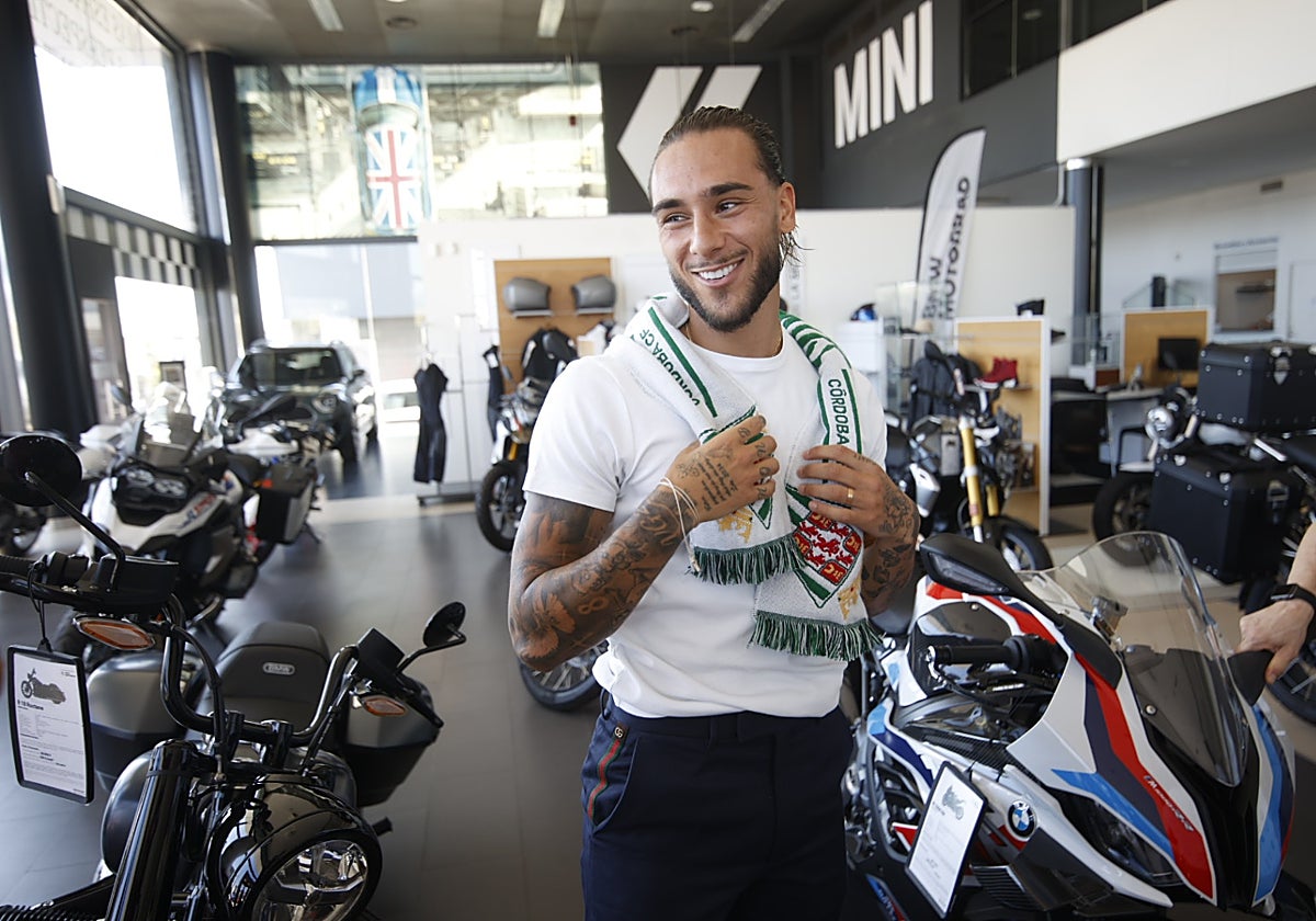 Gudelj durante el acto de presentación de su renovación con el Córdoba