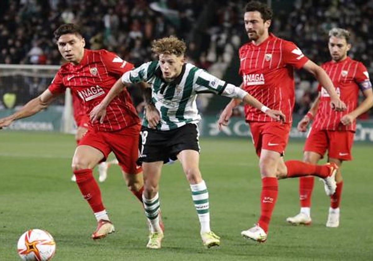 Simo supera a Montiel en una acción del Córdoba CF ante el Sevilla FC en la Copa