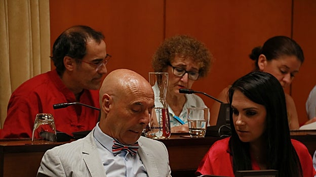 Antonio Hurtado (PSOE) junto a Carmen González en la bancada de la izquierda