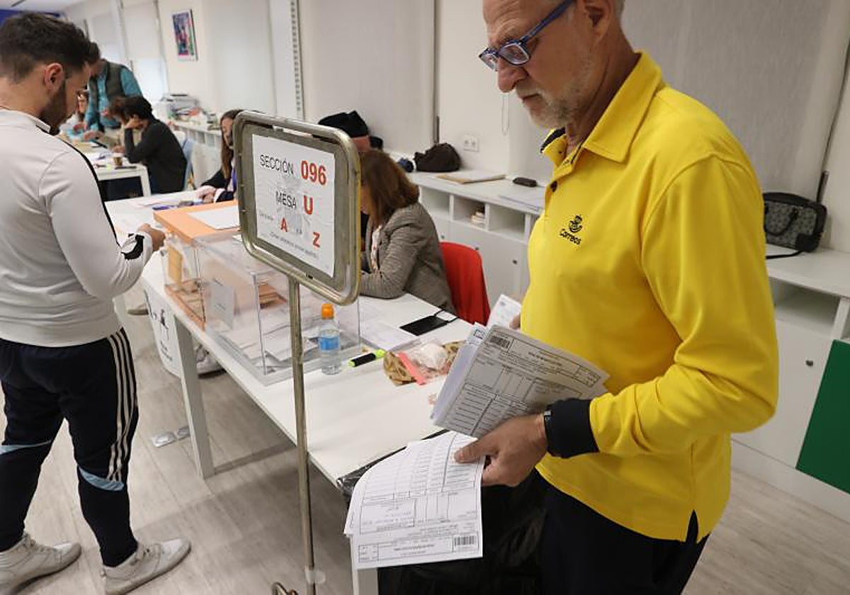 Trabajador de Correos revisa documentación durante las elecciones del 28M