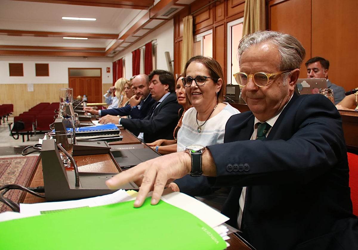 Salvador Fuentes junto a la teniente de alcalde de Hacienda, Blanca Torrent, en el Pleno