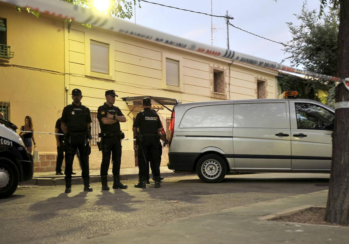 Varios agentes de la Policía Nacional donde se ha producido el suceso en Albacete