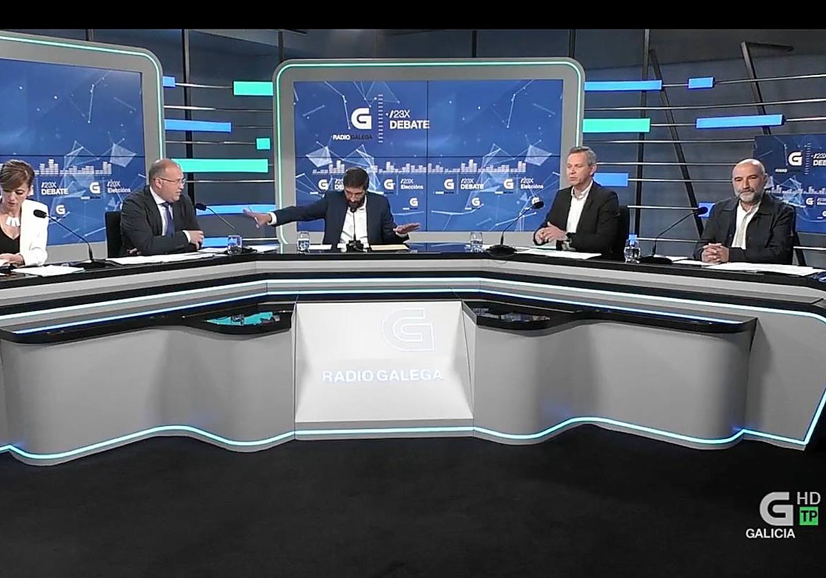 Los candidatos sentados en la mesa de debate de la CRTVG