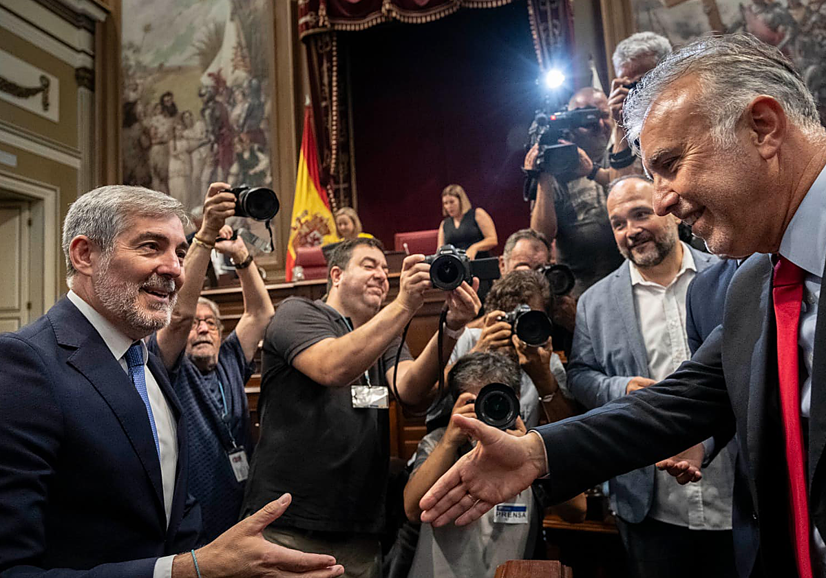 El presidente entrante Fernando Clavijo (CC) y el saliente, Ángel Víctor Torres (PSOE), se dan la mano
