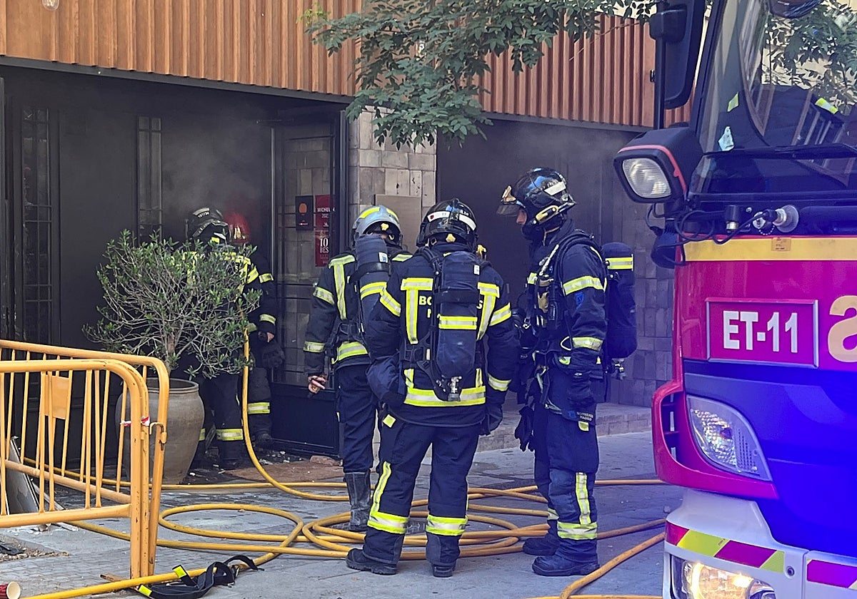 Bomberos extinguen el incendio en la calle Ponzano