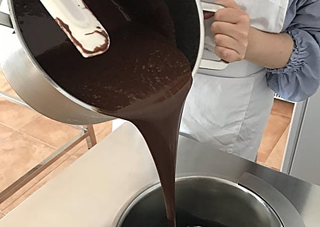 Imagen secundaria 1 - Imágenes de las religiosas preparando sus helados artesanales