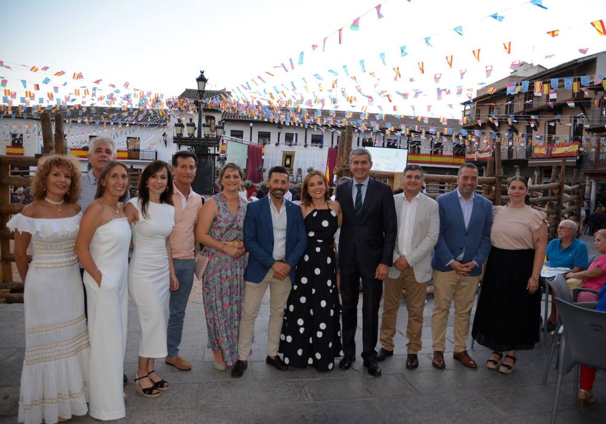 Álvaro Gutiérrez, con delegados de la Junta, y alcaldes en la Plaza Mayor