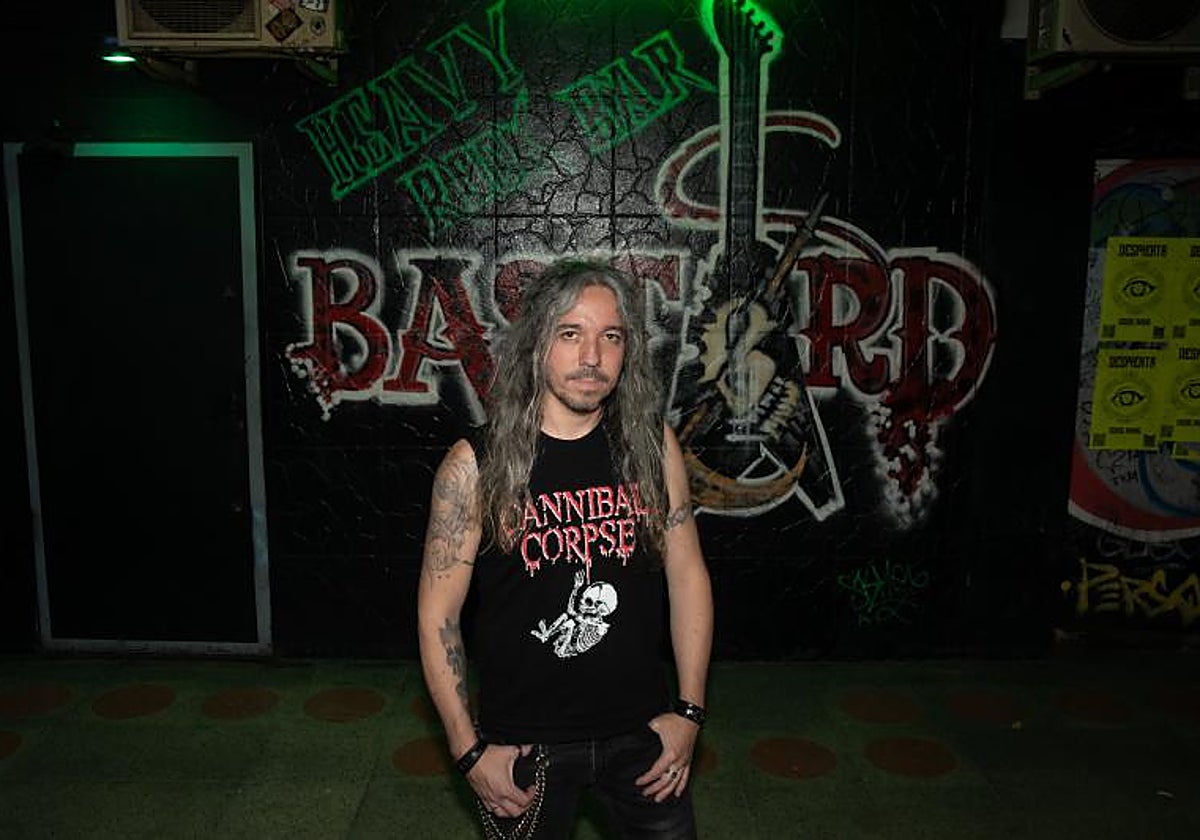 Carlos, dueño del bar Bastard