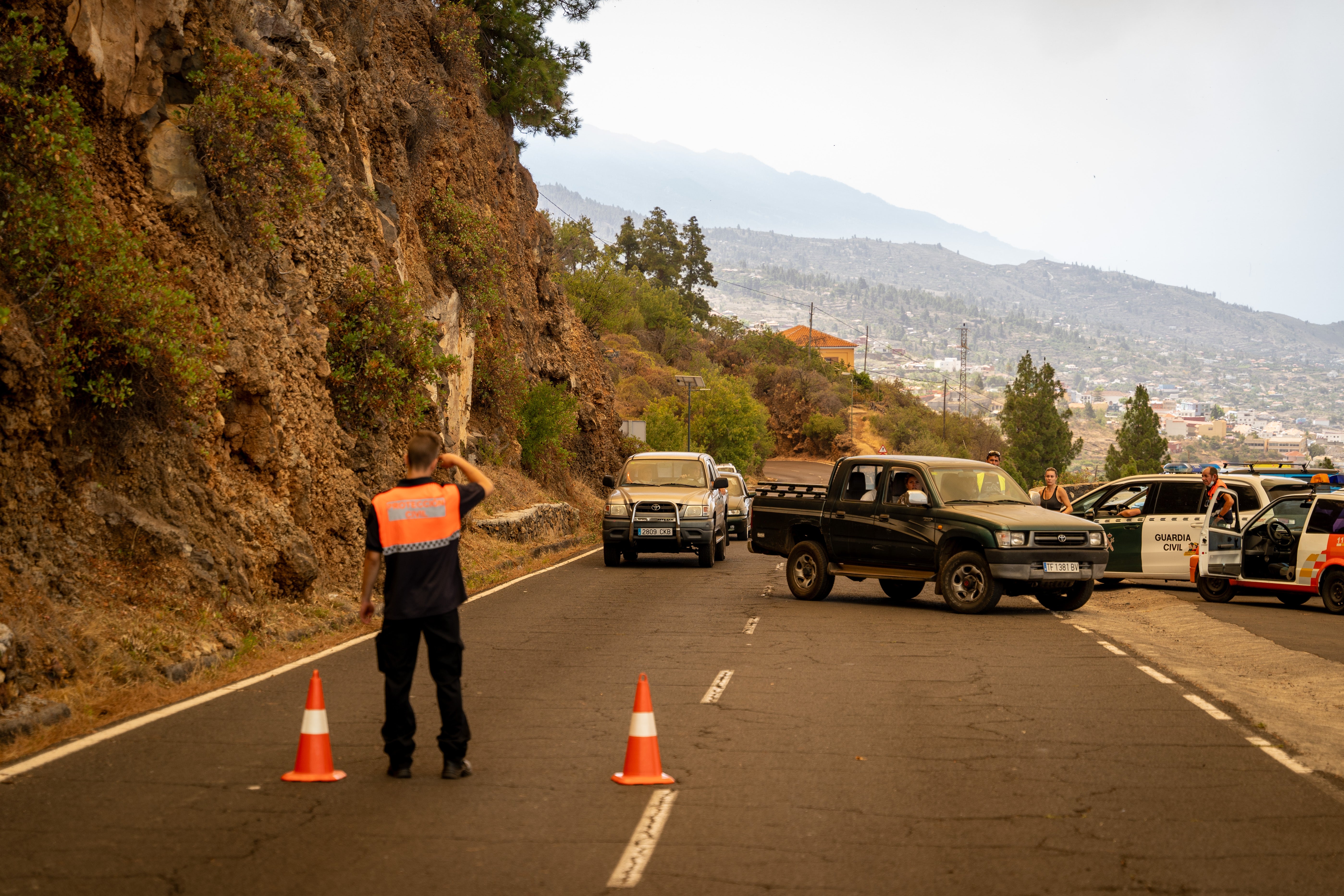 Miembros de Protección Civil cortando el tráfico en las inmediaciones del incendio declarado en Puntagorda, La Palma