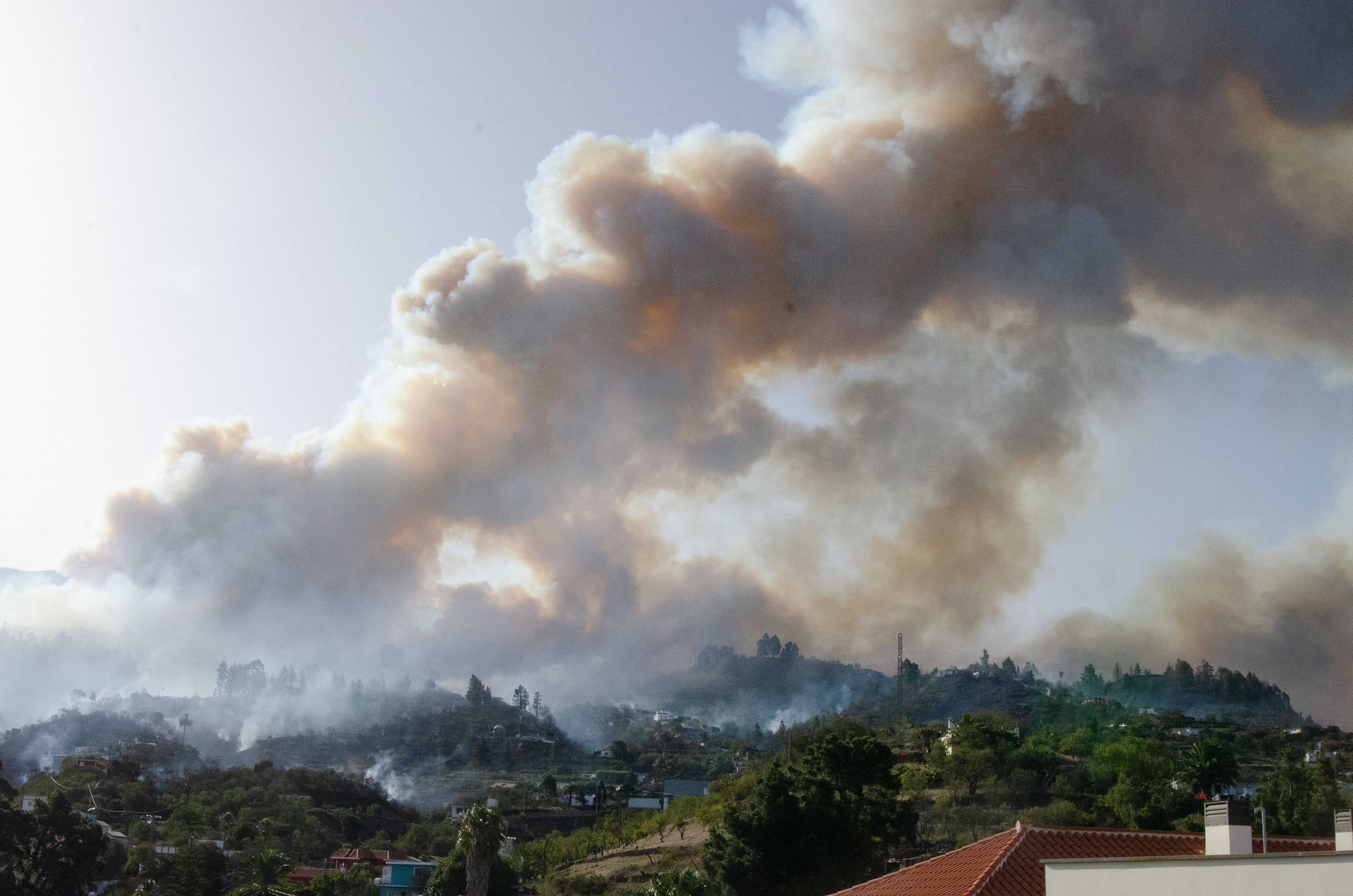 Vista del incendio declarado en Puntagorda, La Palma