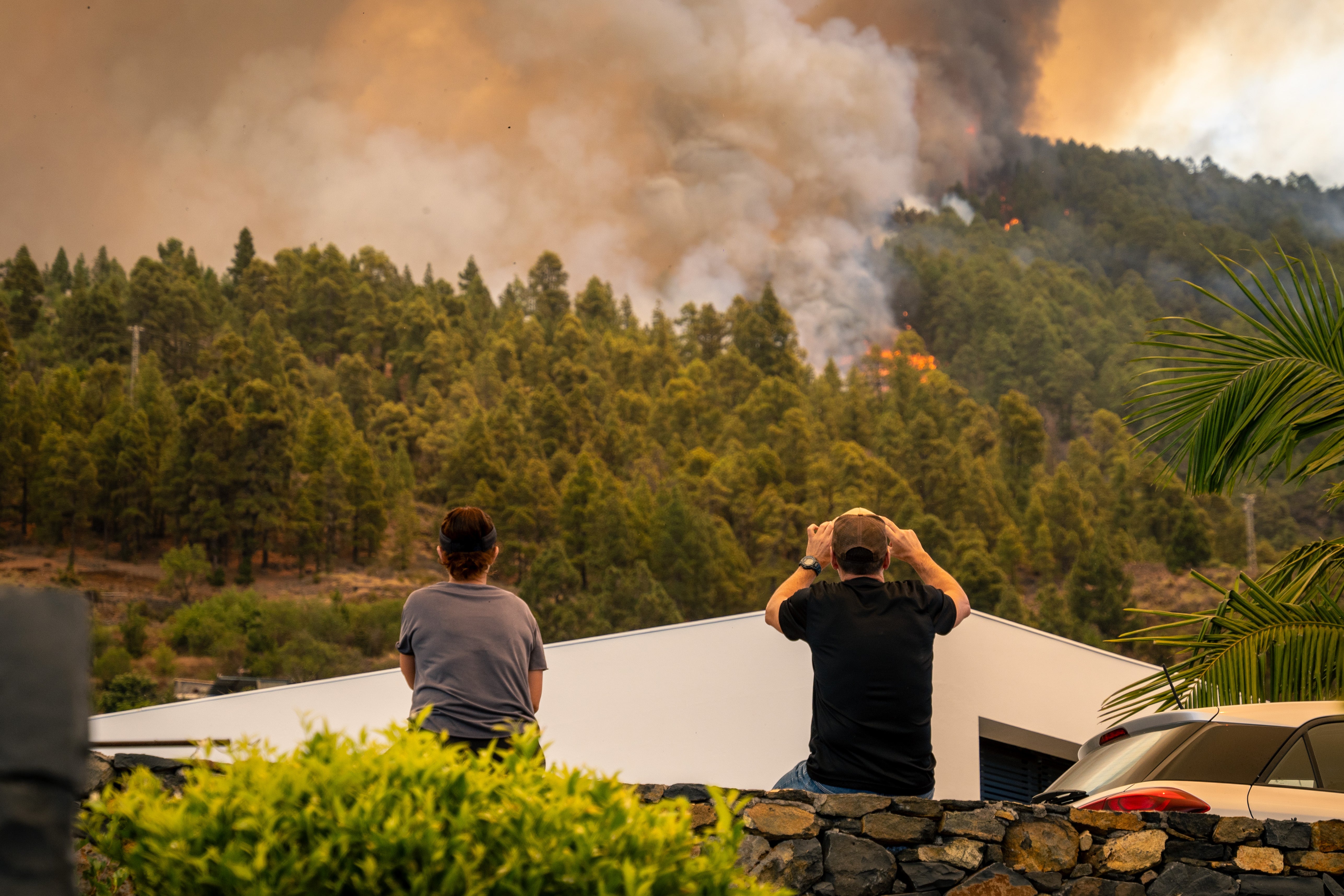 Dos vecinos observando el fuego declarado en Puntagorda, Las Palmas