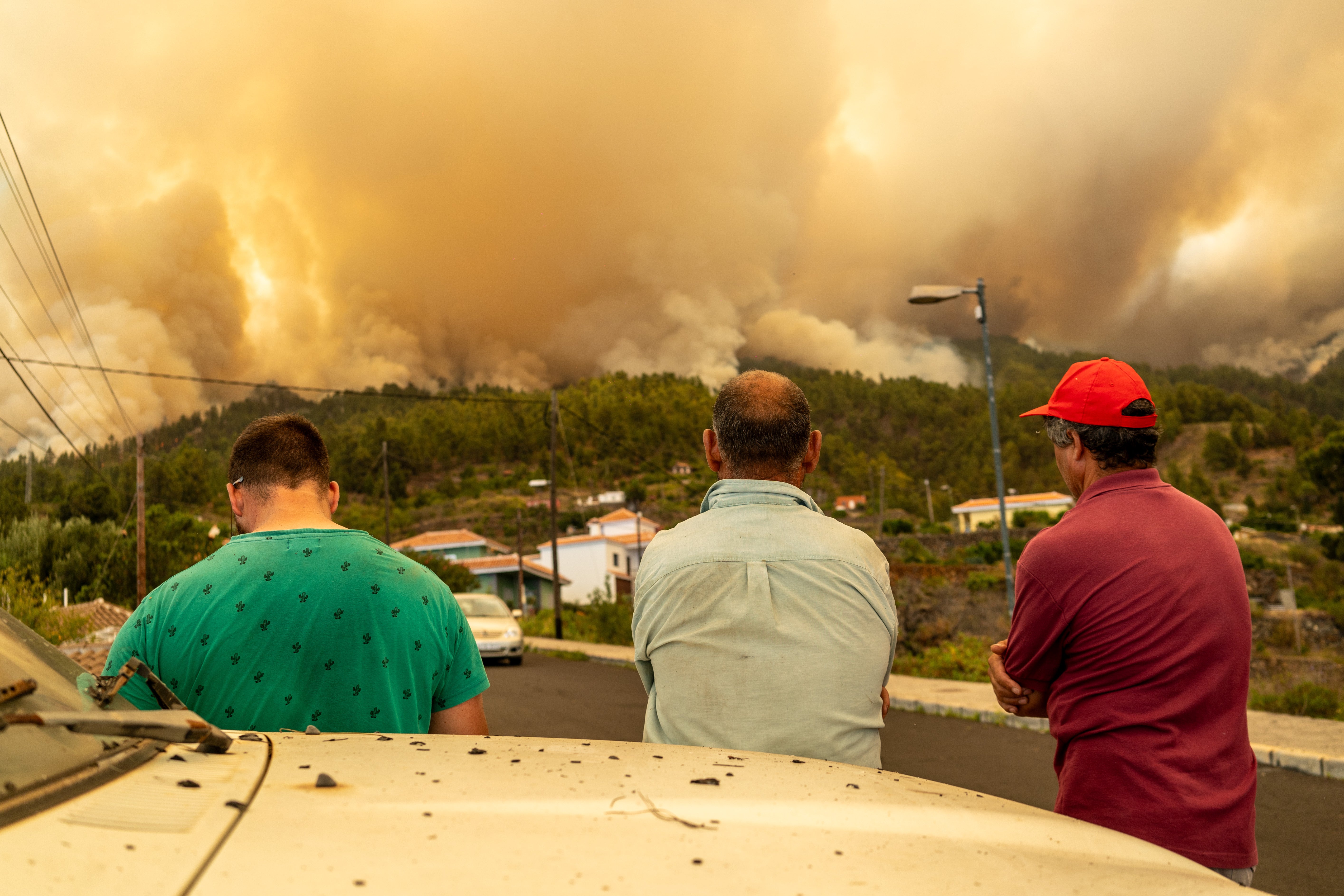 Vecinos observando el incendio declarado en Puntagorda, La Palma