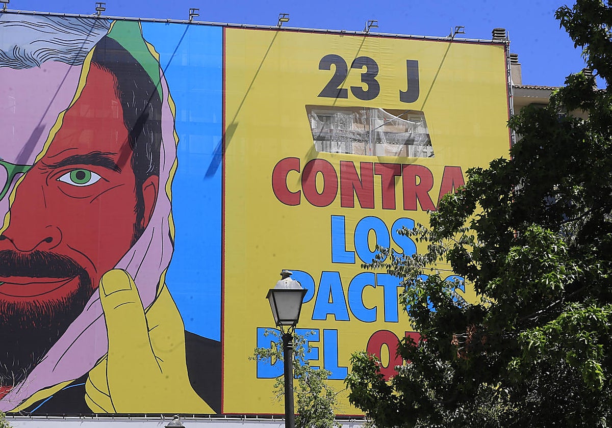 La lona denunciada, ya modificada, en el madrileño barrio de Chueca