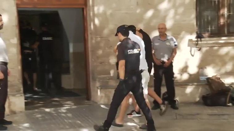 Pasan a disposición judicial los seis turistas alemanes acusados de una violación grupal en Palma de Mallorca