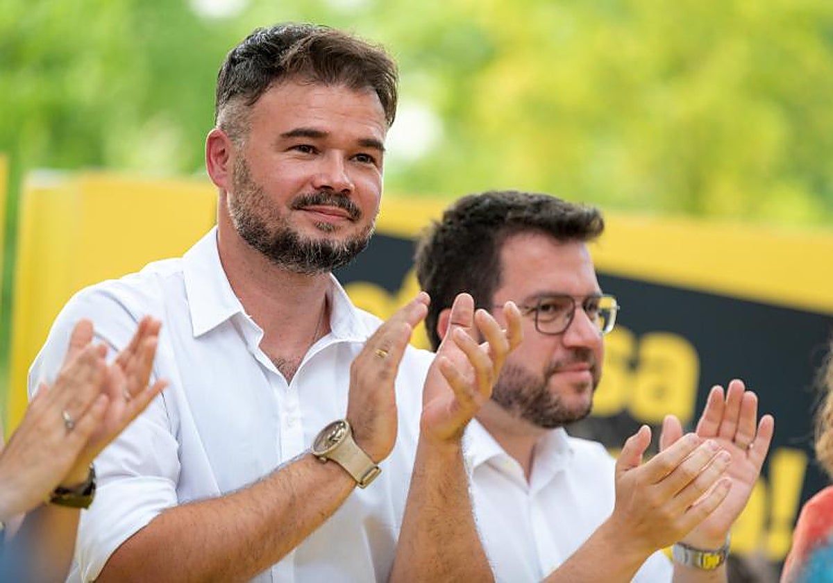 El cabeza de lista de ERC a las elecciones generales, Gabriel Rufián (i), participa este miércoles en un acto de campaña del partido en Lérida, junto al presidente de la Generalitat, Pere Aragonès
