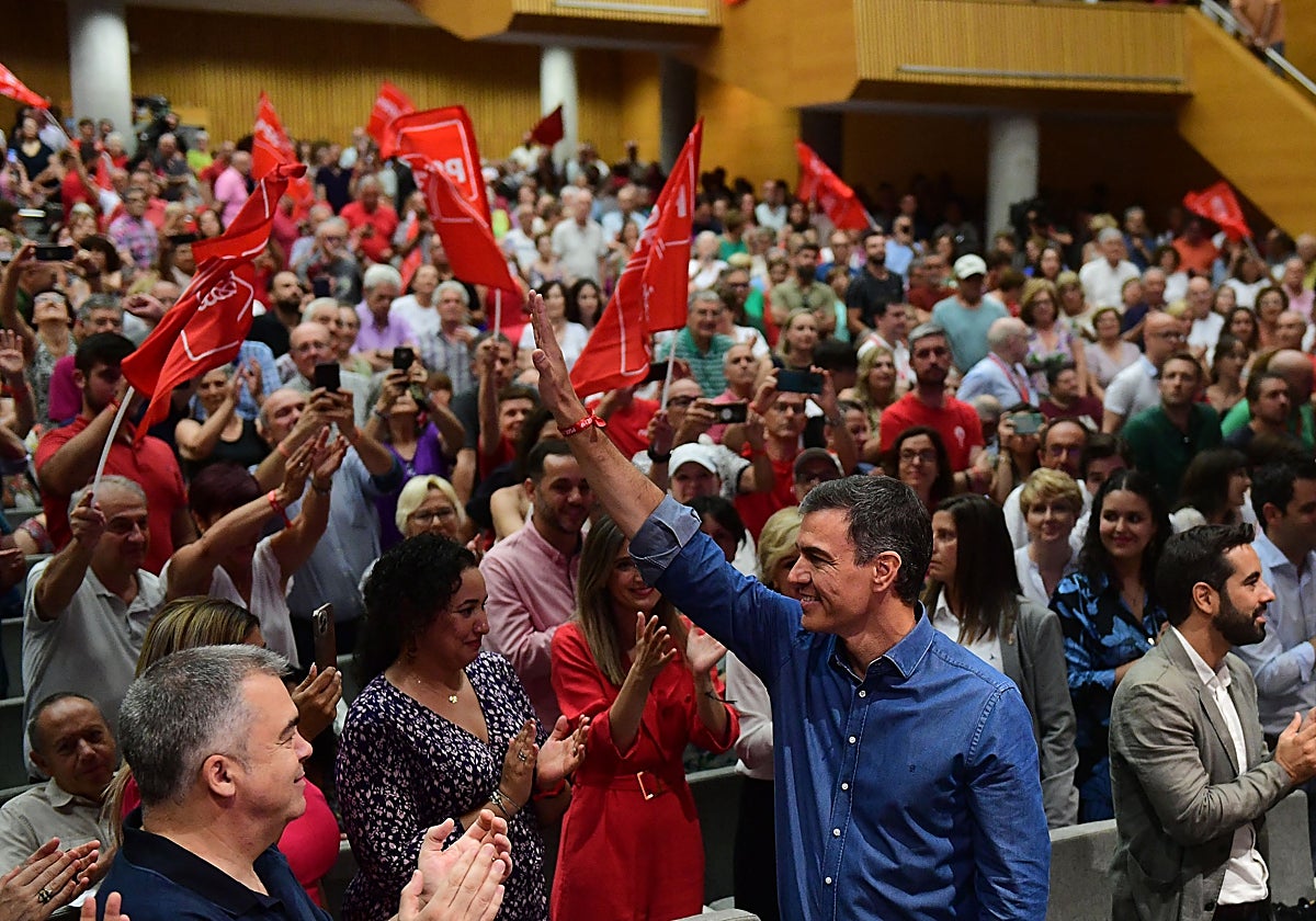 Pedro Sánchez saluda este sábado a los simpatizantes socialistas, en el Palacio de Congresos donde se ha celebrado el mitin del PSOE