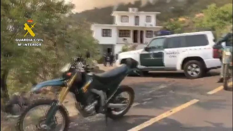 Las autoridades evacúan el municipio de Puntagorda ante el avance del incendio forestal