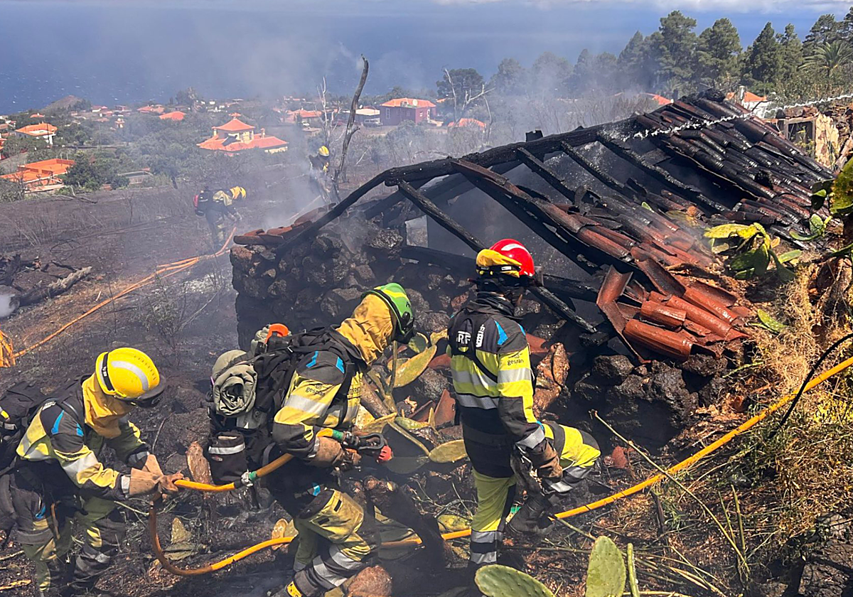 Los equipos de extinción trabajan en el control del perímetro del incendio