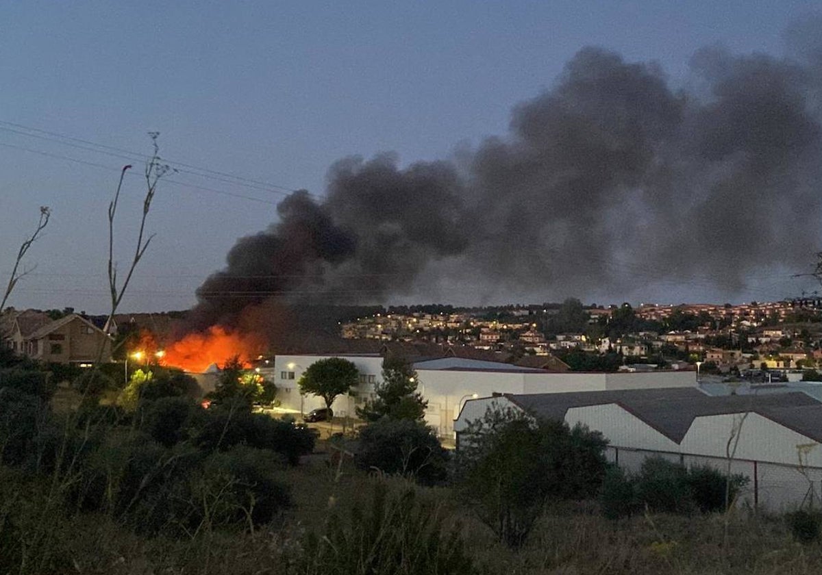 El incendio ha provocado un intenso humo que se ve desde Toledo