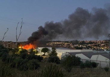 Se desata un virulento incendio en una nave industrial de Olías del Rey