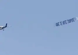 Una avioneta con el lema «Que te vote Txapote» sorprende a los bañistas en Benidorm