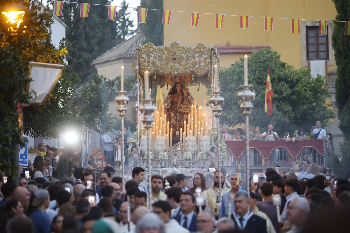 La Virgen del Carmen de San Cayetano de Córdoba siembra la alegría, en imágenes