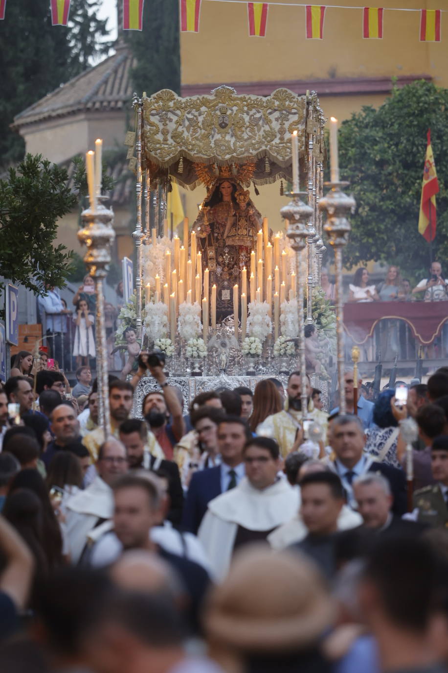 La Virgen del Carmen de San Cayetano de Córdoba siembra la alegría, en imágenes