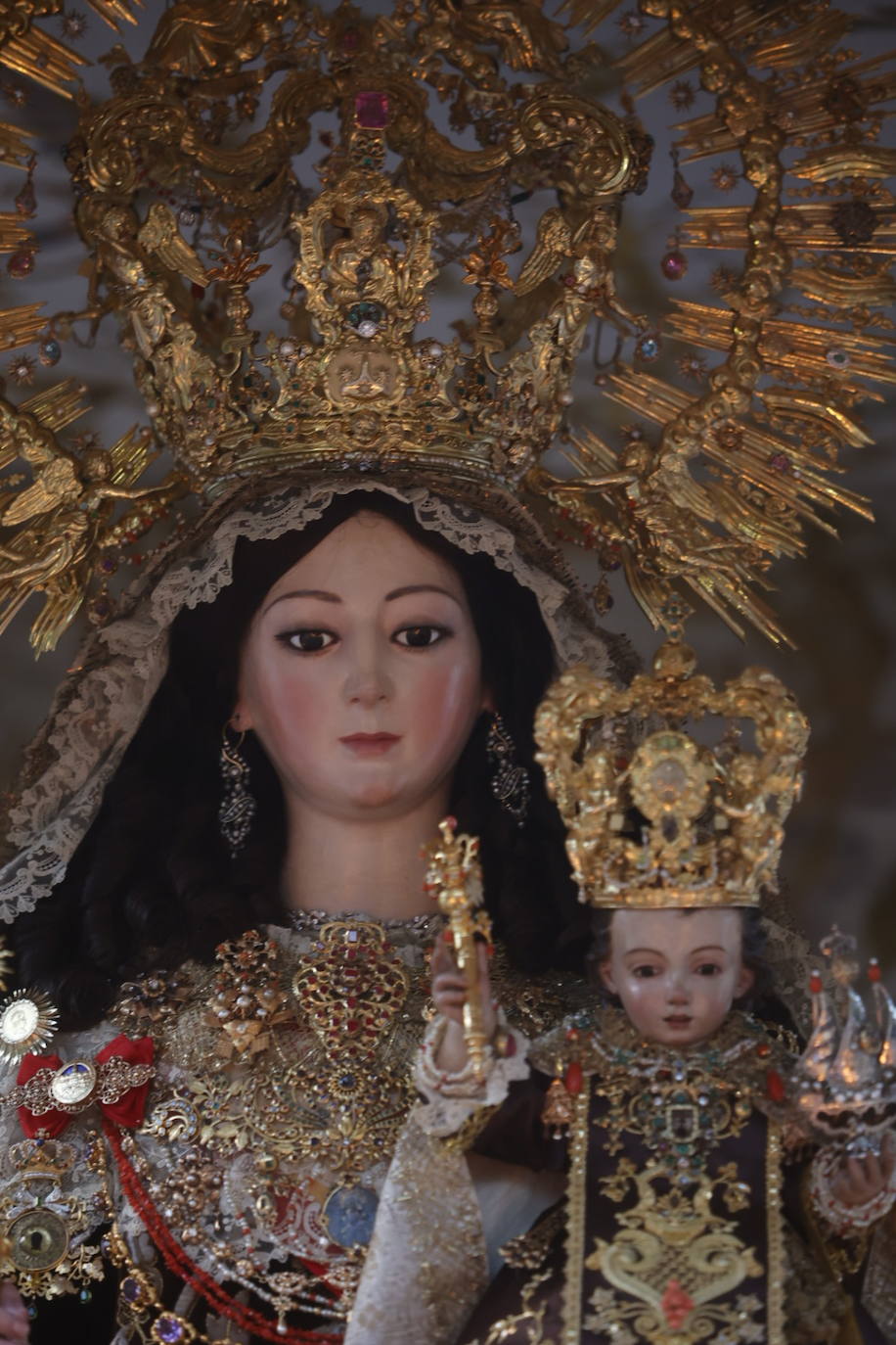 La Virgen del Carmen de San Cayetano de Córdoba siembra la alegría, en imágenes