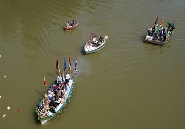 Miles de vallisoletanos acompañan a la Virgen del Carmen en su procesión por el Pisuerga