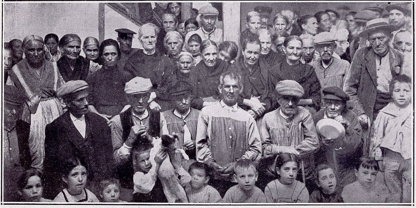 Grupo de acogidos en el patio del Comedor de Caridad fotografiados por Constantino Garcés en la 'Memoria de la Junta Provincial de Protección a la Infancia' de 1914. Archivo Municipal de Toledo