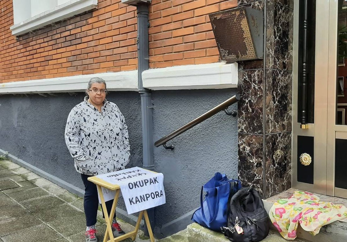 Loli Andrés estuvo semanas en el portal con un cartel pidiendo al ocupa que se fuera