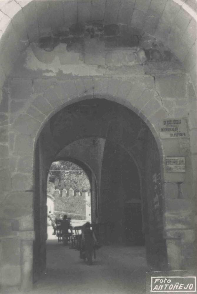 Coronación de la Virgen del Sagrario en la plaza de Zocodover el 30 de mayo de 1926. Entre la multitud se aprecia el cartel prohibiendo la mendicidad y la blasfemia. Archivo Histórico Provincial de Toledo. Fondo Rodríguez