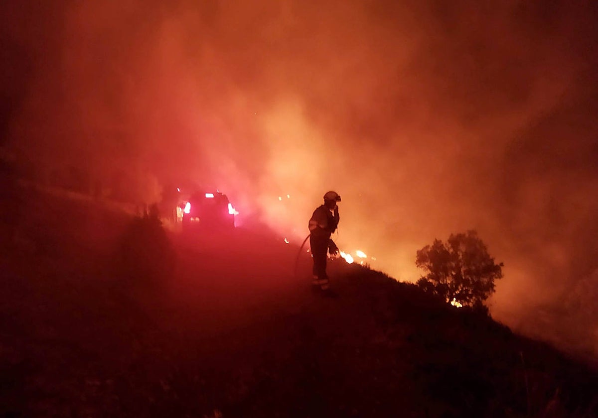 Imagen de recurso de un bombero haciendo frente a un incendio forestal