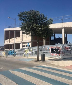 Imagen secundaria 2 - En dos naves de la sede del IPEX se va a construir el Centro de Orientación de Empleo: Abajo, a la izquierda, las obras del Instituto de Medicina Legal y, a la derecha, el edificio a medio construir de la Casa de la Juventud en donde se va a levantar la sede de la Policía Local