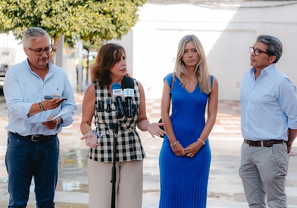 La alcaldesa de Palma del Río, Matilde Esteo, explica los pormenores del Plan de Choque de Limpieza