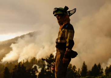 Más vecinos vuelven a casa y el incendio evoluciona favorablemente al norte y al sur