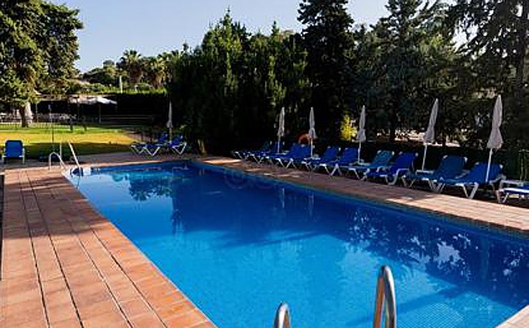 Imagen principal - Los hoteles con piscina en Córdoba se localizan por diferentes puntos del mapa urbano. Abetos Maestre Escuela y Adelfas son dos ejemplos de ubicación en la Sierra, con algo menos de temperatura. Eurostar Palace, de cinco estrellas, alberga vistas impresionantes desde su piscina en altura junto a la Judería.