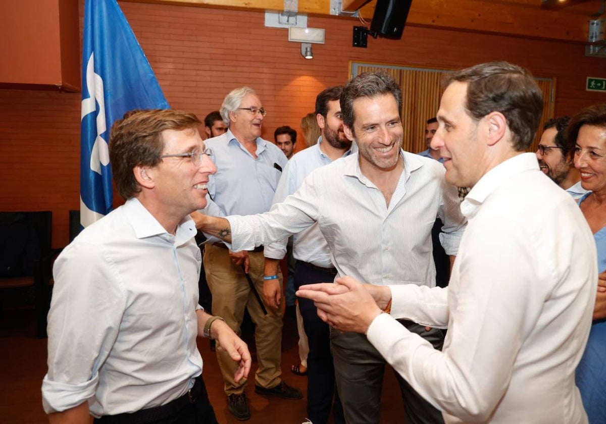 El portavoz de campaña y vicesecretario de Cultura y Sociedad Abierta del partido, Borja Sémper, y el regidor de Madrid, José Luis Martínez Almeida, participan en un encuentro con alcaldes de la provincia vallisoletana