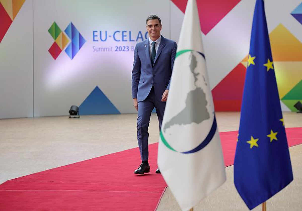 Pedro Sánchez en su llegada a la cumbre entre la Unión Europea y la Celac