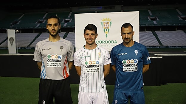 Gudelj, Javi Flores y De las Cuevas con las tres primeras equipaciones de la temporada 22-23