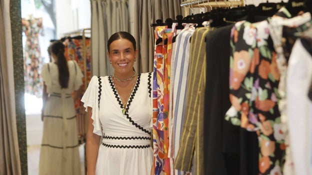 Mar Reyes posa en su tienda de Córdoba junto a coloridos vestidos