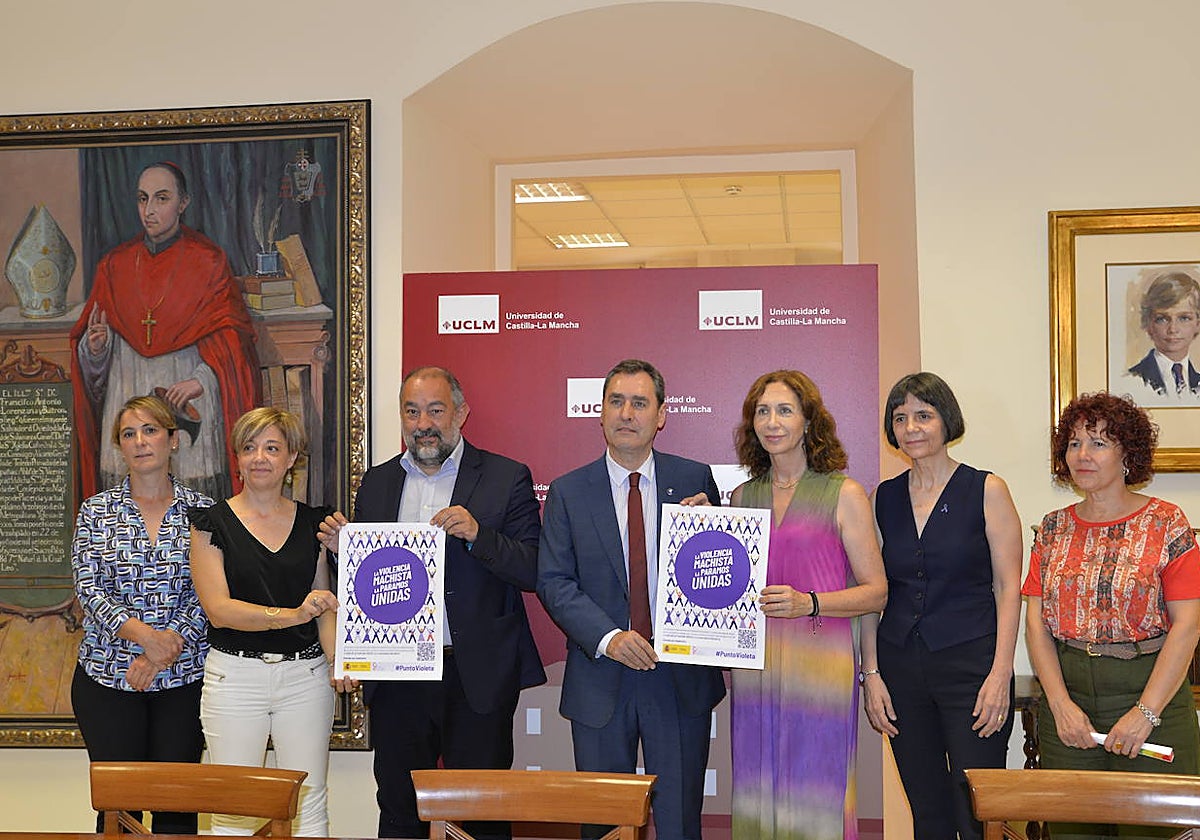 Garde y Tierraseca con sus equipos tras la firma del convenio