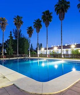 Imagen secundaria 2 - Los hoteles con piscina en Córdoba se localizan por diferentes puntos del mapa urbano. Abetos Maestre Escuela y Adelfas son dos ejemplos de ubicación en la Sierra, con algo menos de temperatura. Eurostar Palace, de cinco estrellas, alberga vistas impresionantes desde su piscina en altura junto a la Judería.
