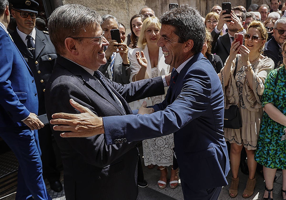 Imagen de Ximo Puig y Carlos Mazón este lunes a las puertas del Palau de la Generalitat Valenciana