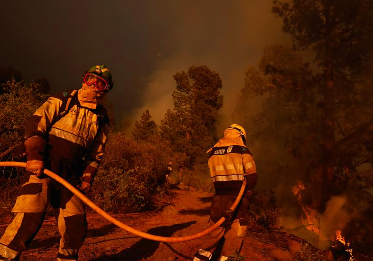 Equipos de extinción EIRIF trabajan en el incendio declarado en Puntagorda, La Palma