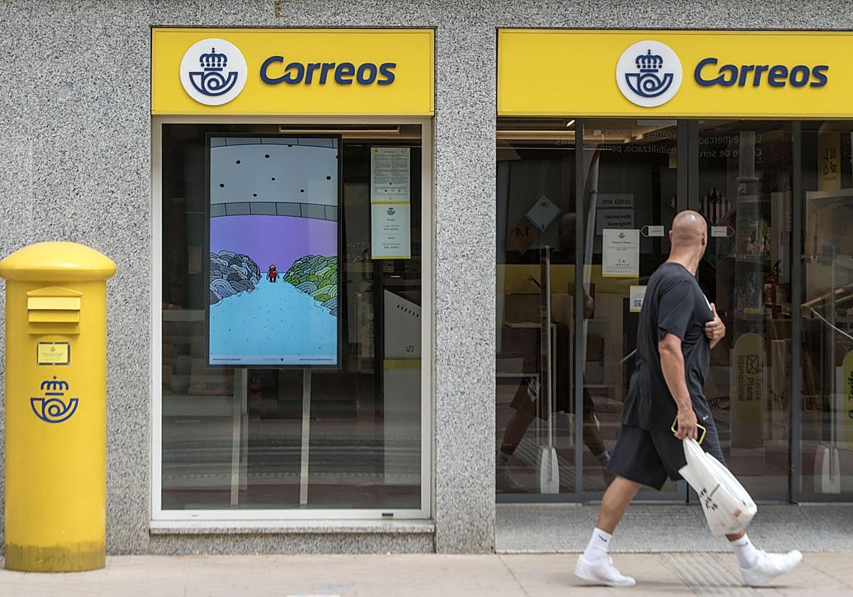 Una oficina de Correos este domingo,