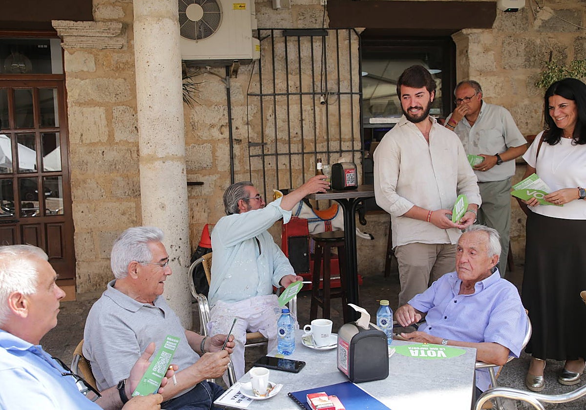El vicepresidente de la Junta de Castilla y León, Juan García-Gallardo, participa en un acto electoral en Toro (Zamora), junto con la candidata de Vox al Congreso por Madrid María Ruiz